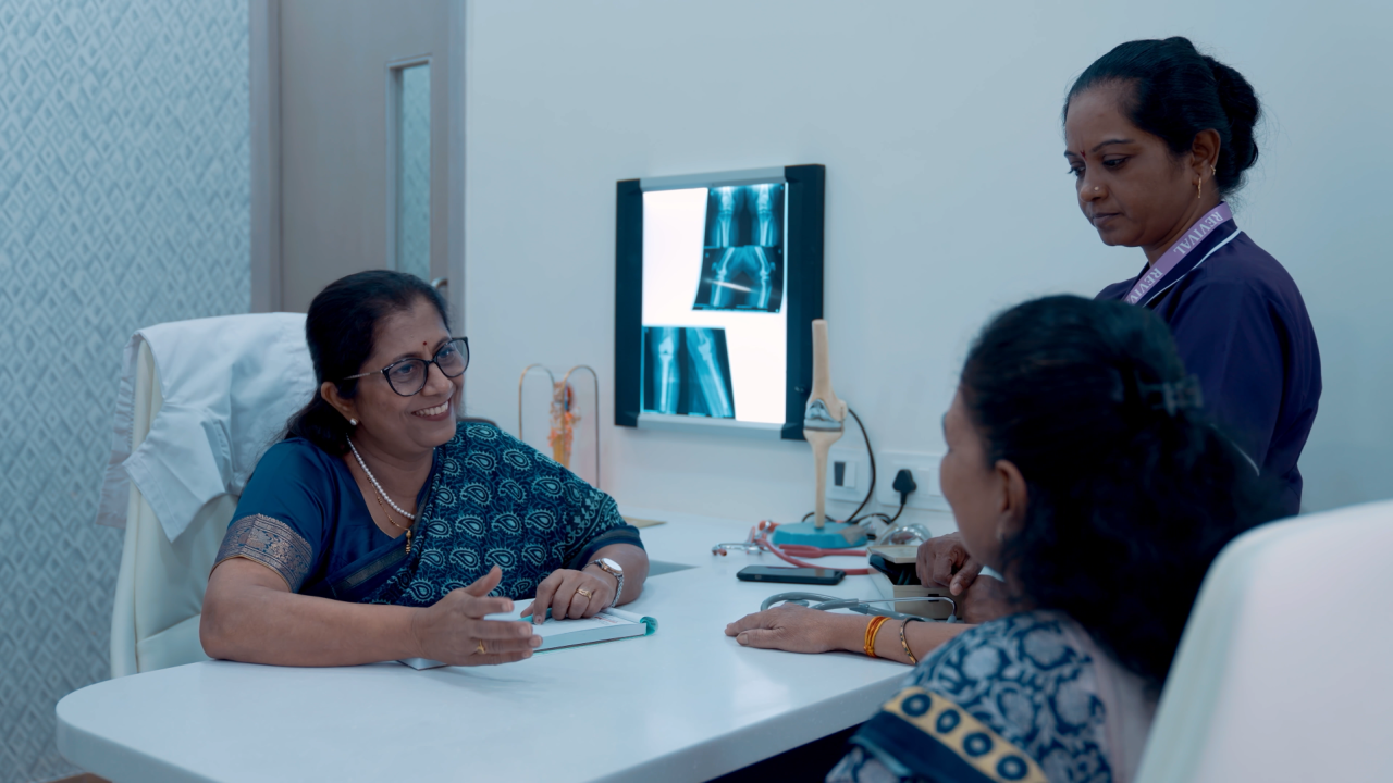 Dr Anjali Patil consulting with a patient at Revival orthopaedic hospital in Thane